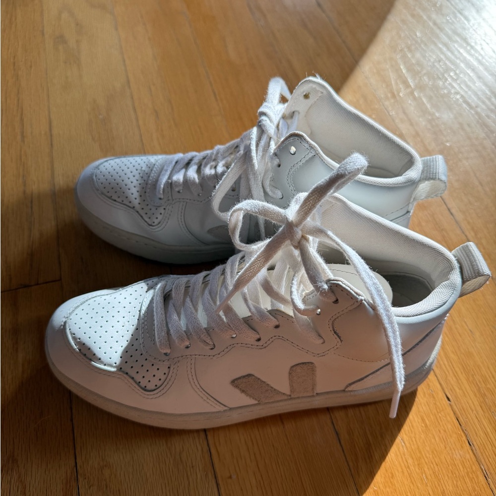 Veja Women’s Mid Top Sneaker